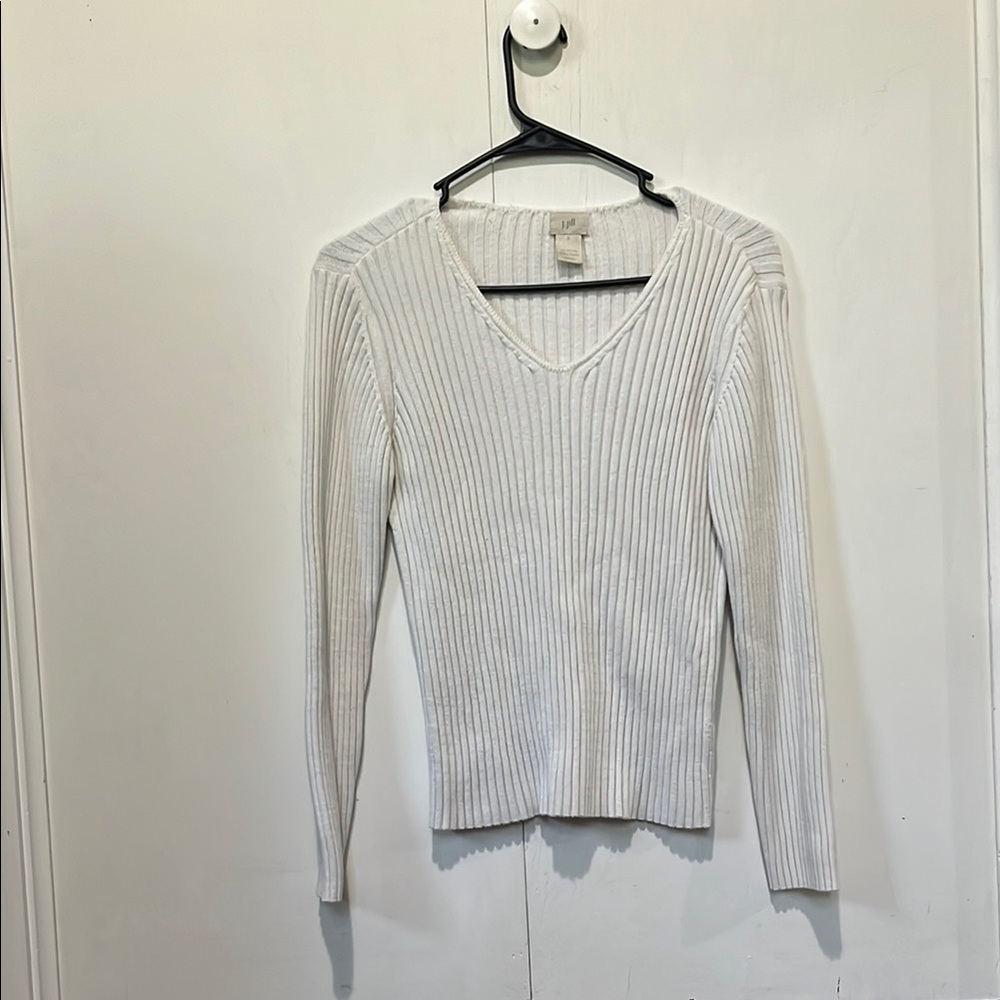 Elegant White V-Neck Sweater